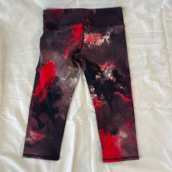 ALO YOGA Airbrush Capri Ruby Red Smoke Print lifting stretchy Medium - Picture 2 of 5